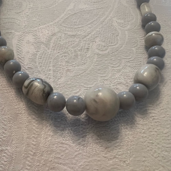 VINTAGE Gray Beaded Necklace And Earrings - Picture 4 of 4